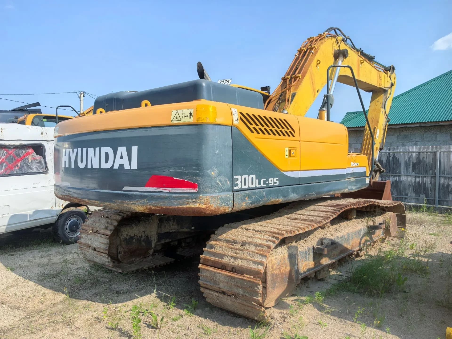 Hyundai R300 Экскаватор - 3