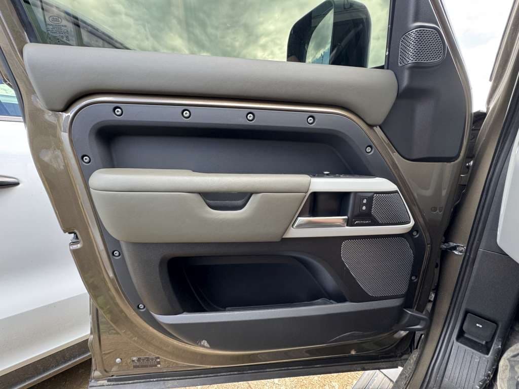 Land Rover Defender 110 - 8
