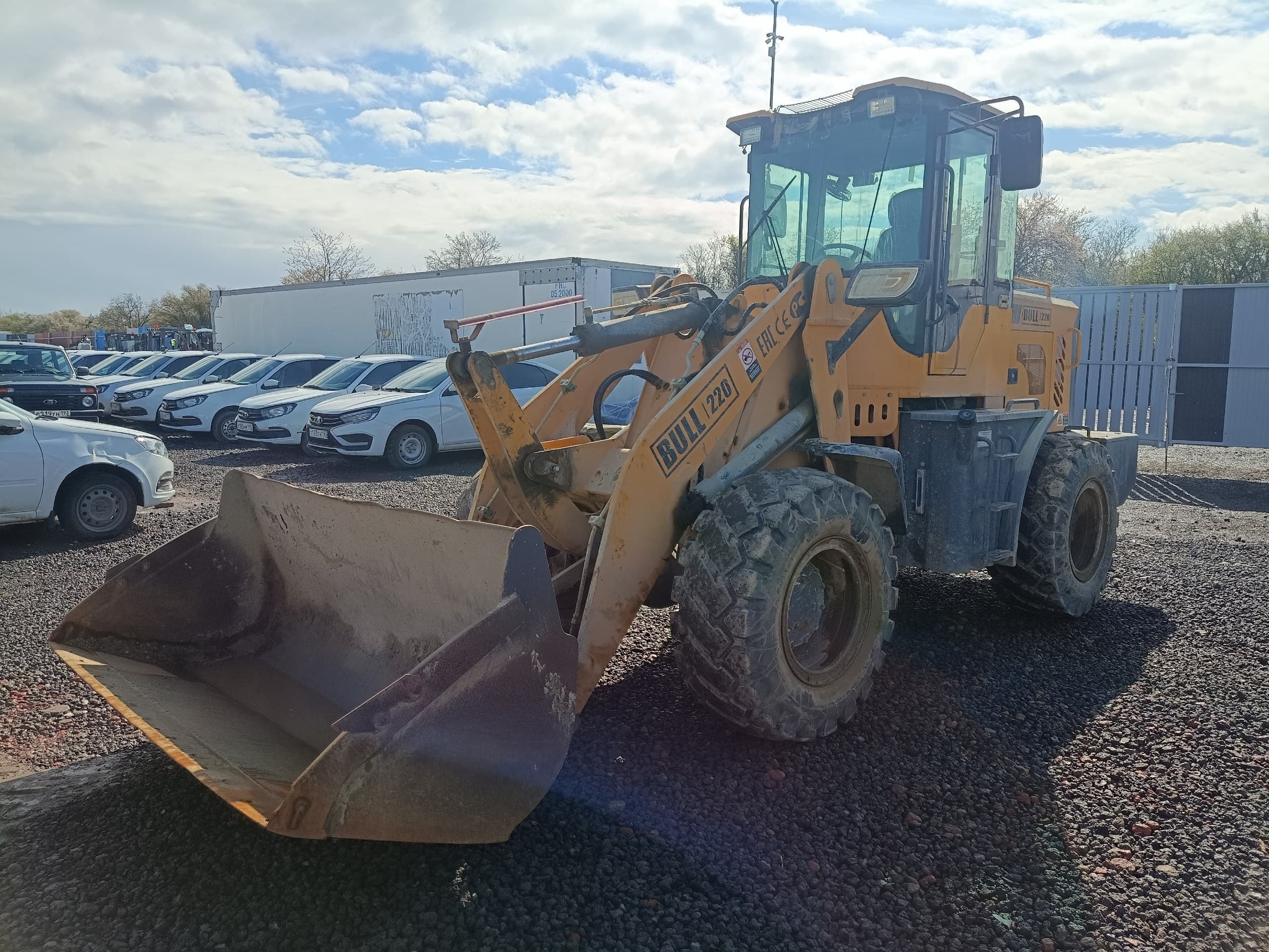 Bull SL220 Фронтальный погрузчик - 1