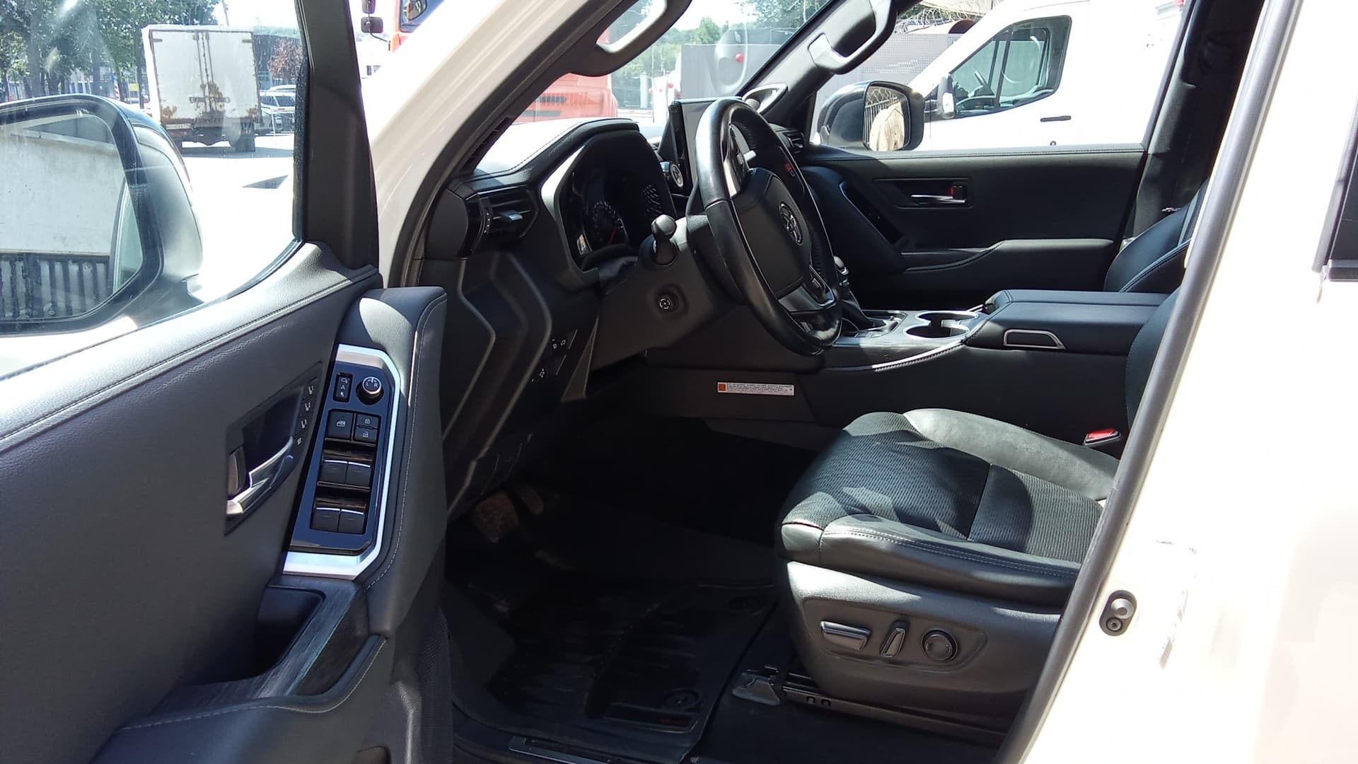 Toyota Land Cruiser 300 - 6