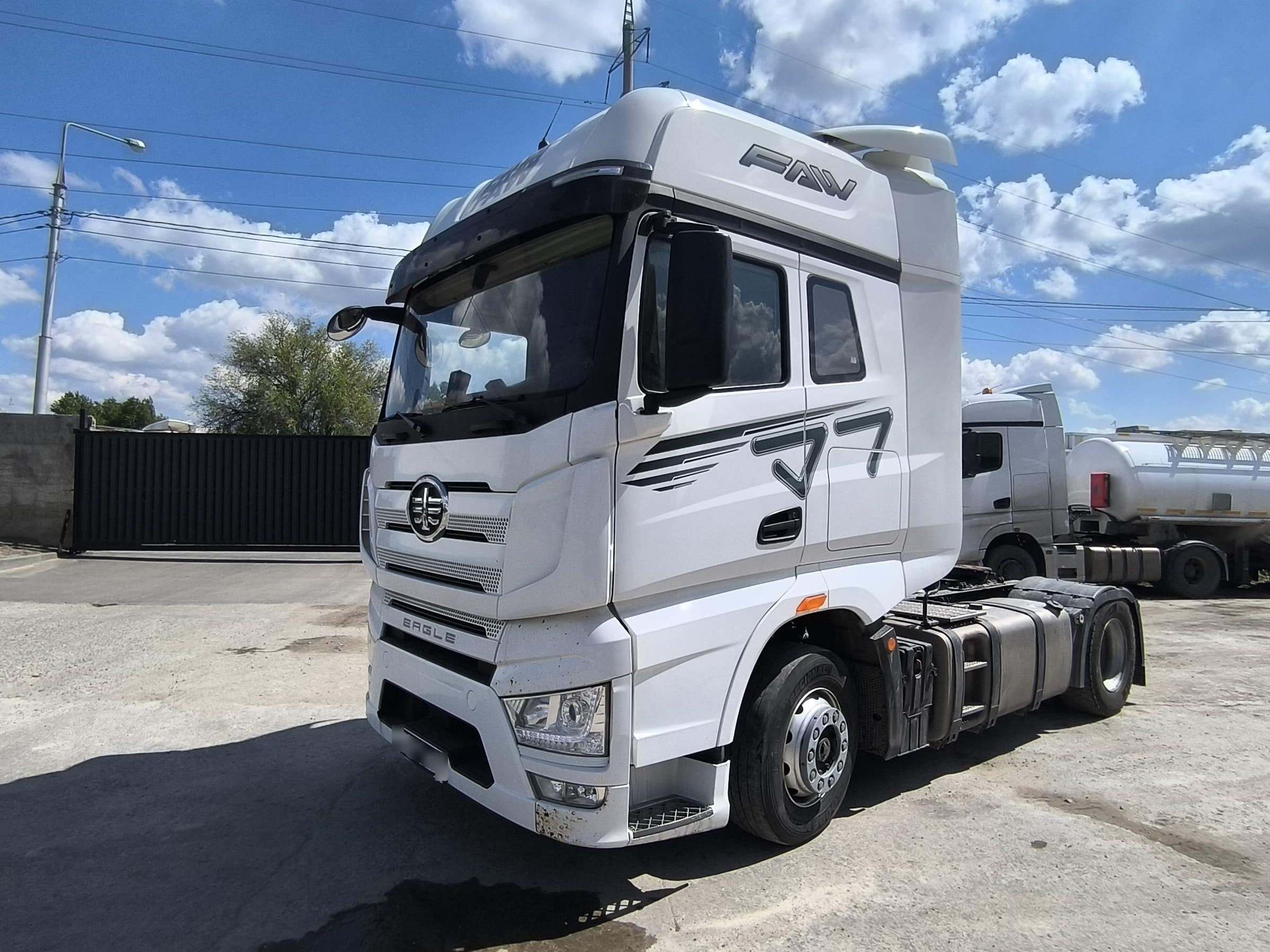 FAW J7 4x2 Седельный тягач - 1