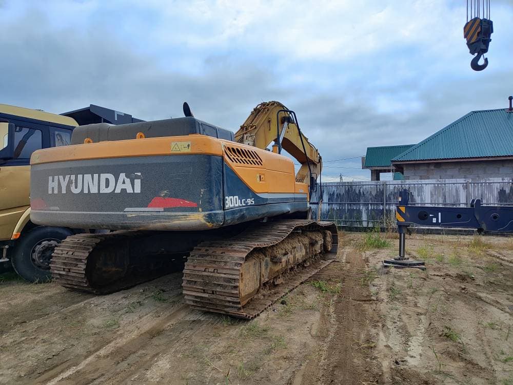 Hyundai R300 Экскаватор - 3