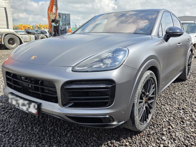 Porsche Cayenne - 1