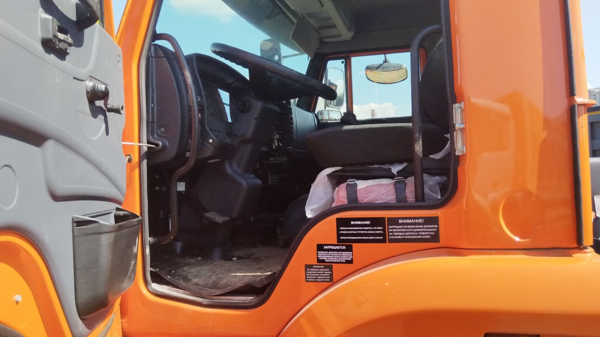 Кран Центр "Камаз" 6590* на шасси КамАЗ 65115 6x4 Бортовой с КМУ - 5