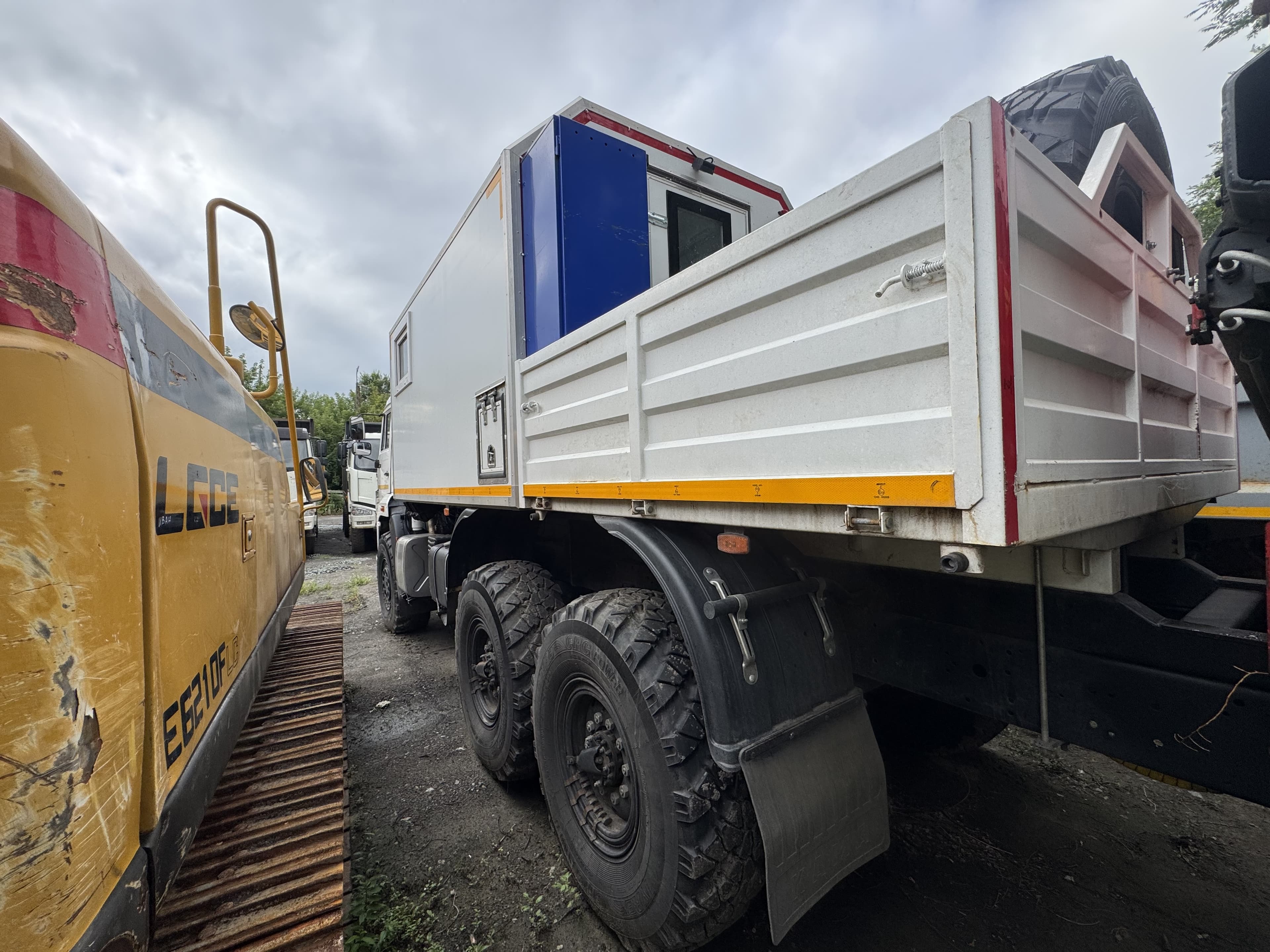 Автоспецван 7721* на шасси КамАЗ 43118 6x6 Передвижная мастерская с КМУ - 4