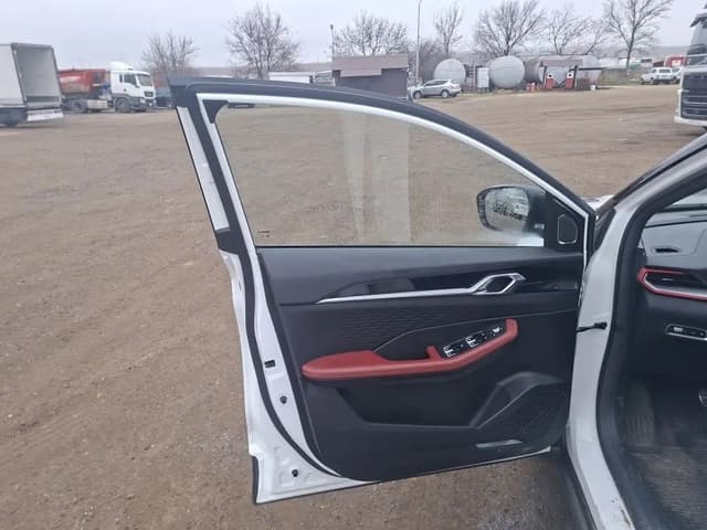 Geely Coolray - 8