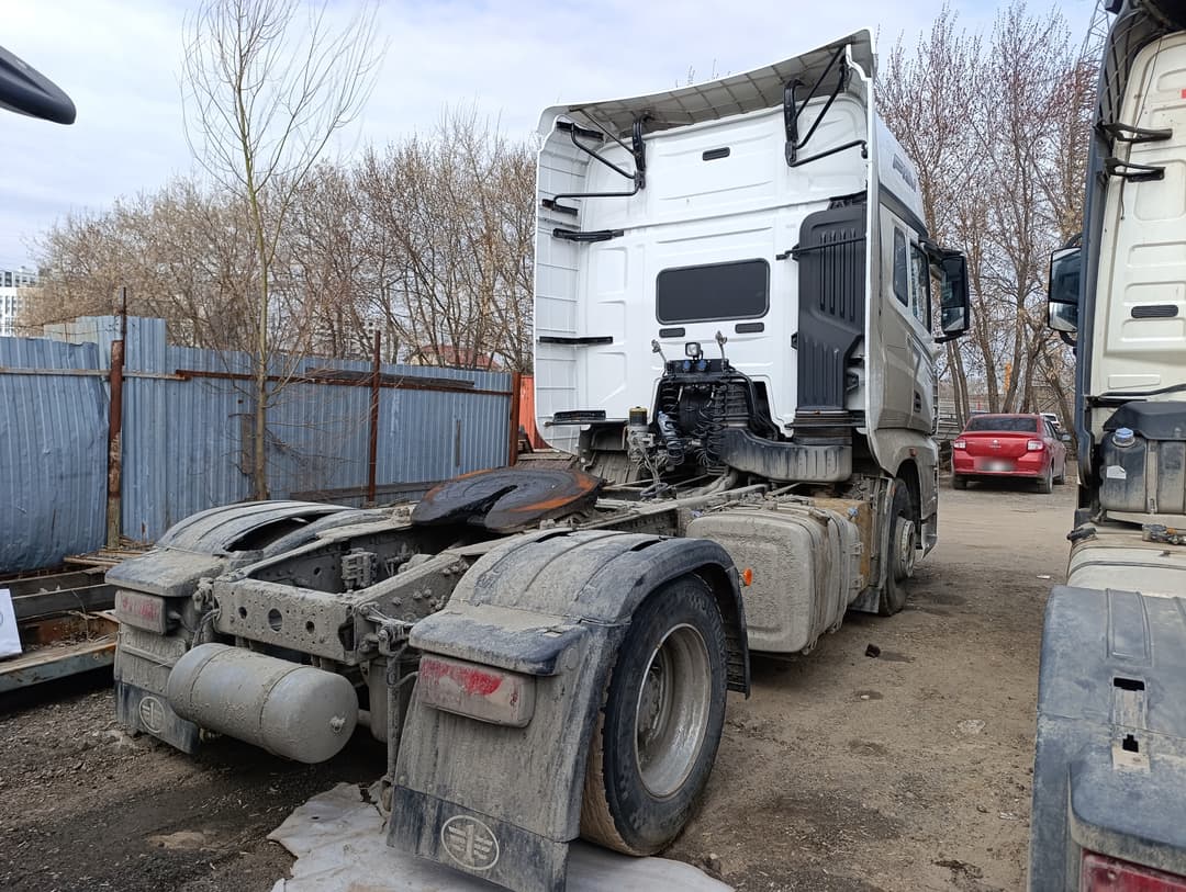 FAW J7 4x2 Седельный тягач - 3