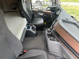 Dongfeng DFH 4x2 Седельный тягач - 8