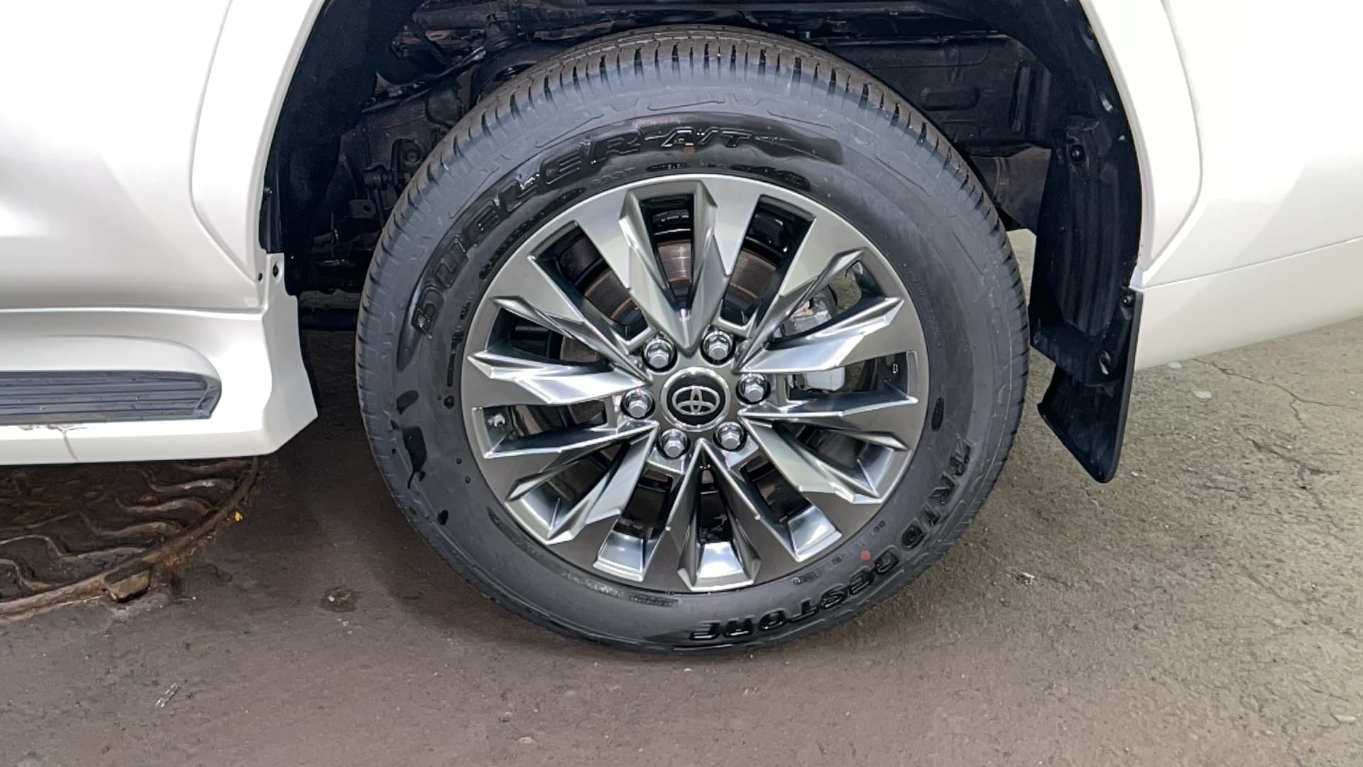 Toyota Land Cruiser 300 - 10