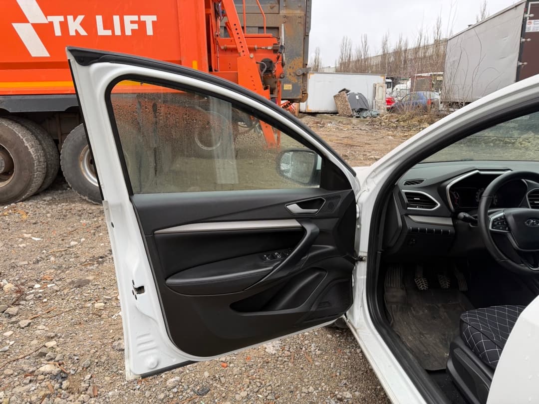 Lada Vesta седан - 8