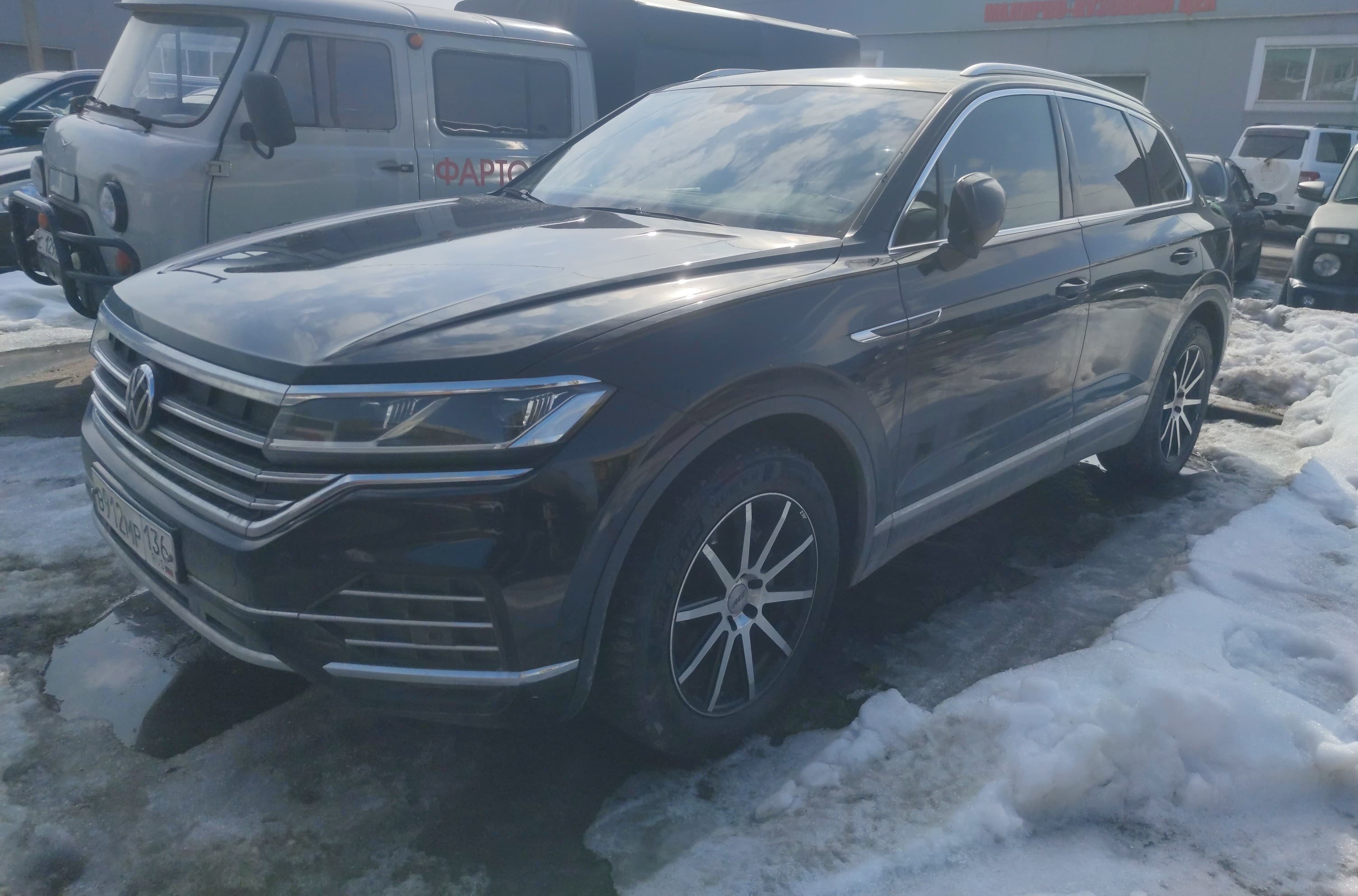 Volkswagen Touareg - 1