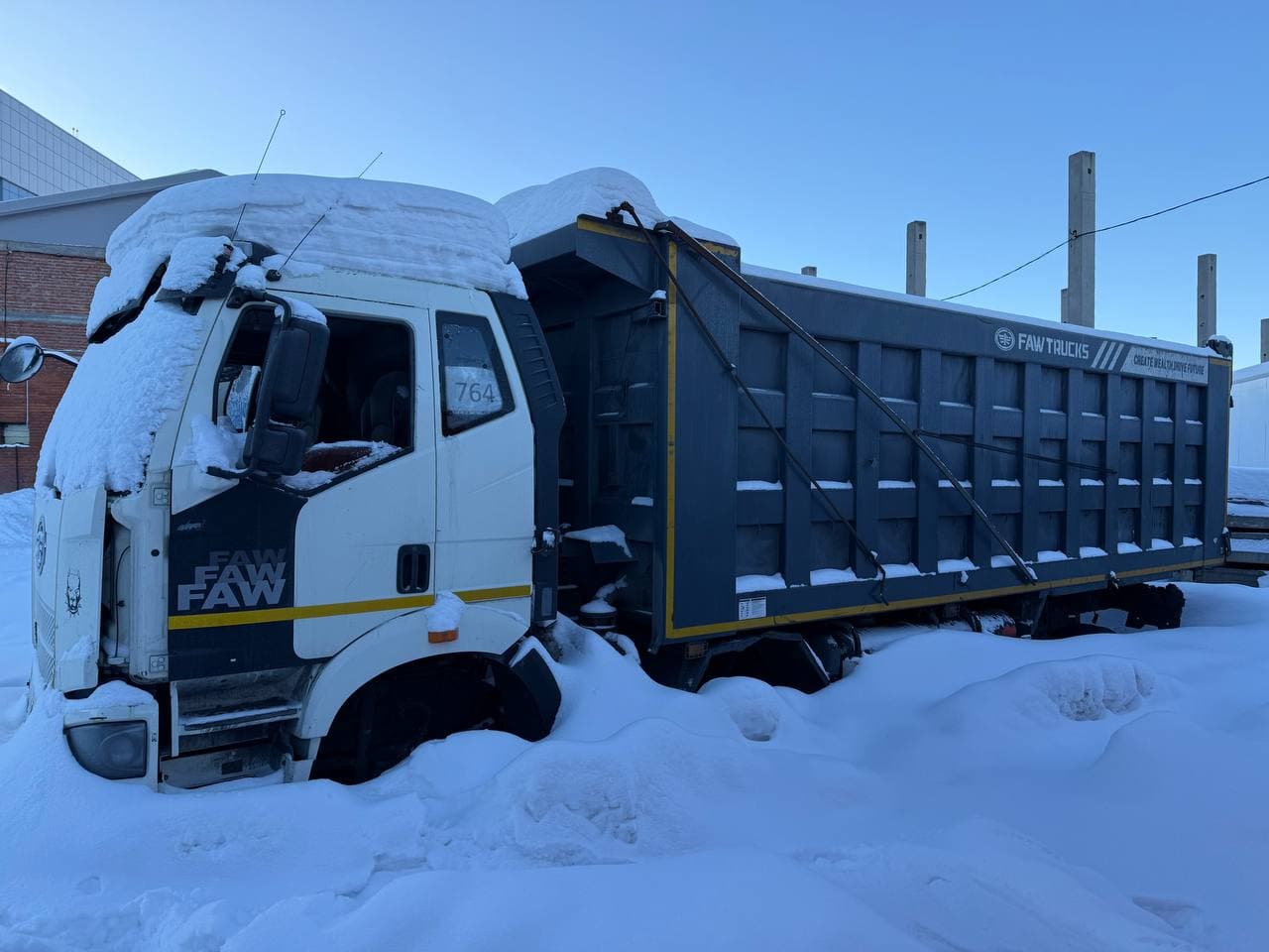 FAW J6 8x4 Самосвал - 1