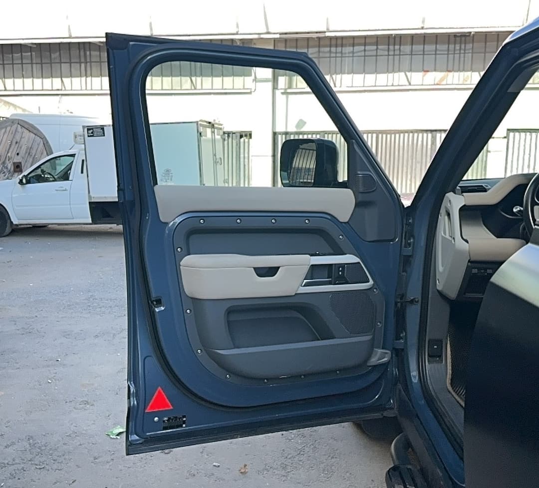 Land Rover Defender 110 - 8