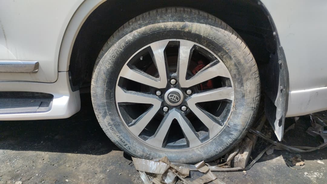 Toyota Land Cruiser 200 - 9