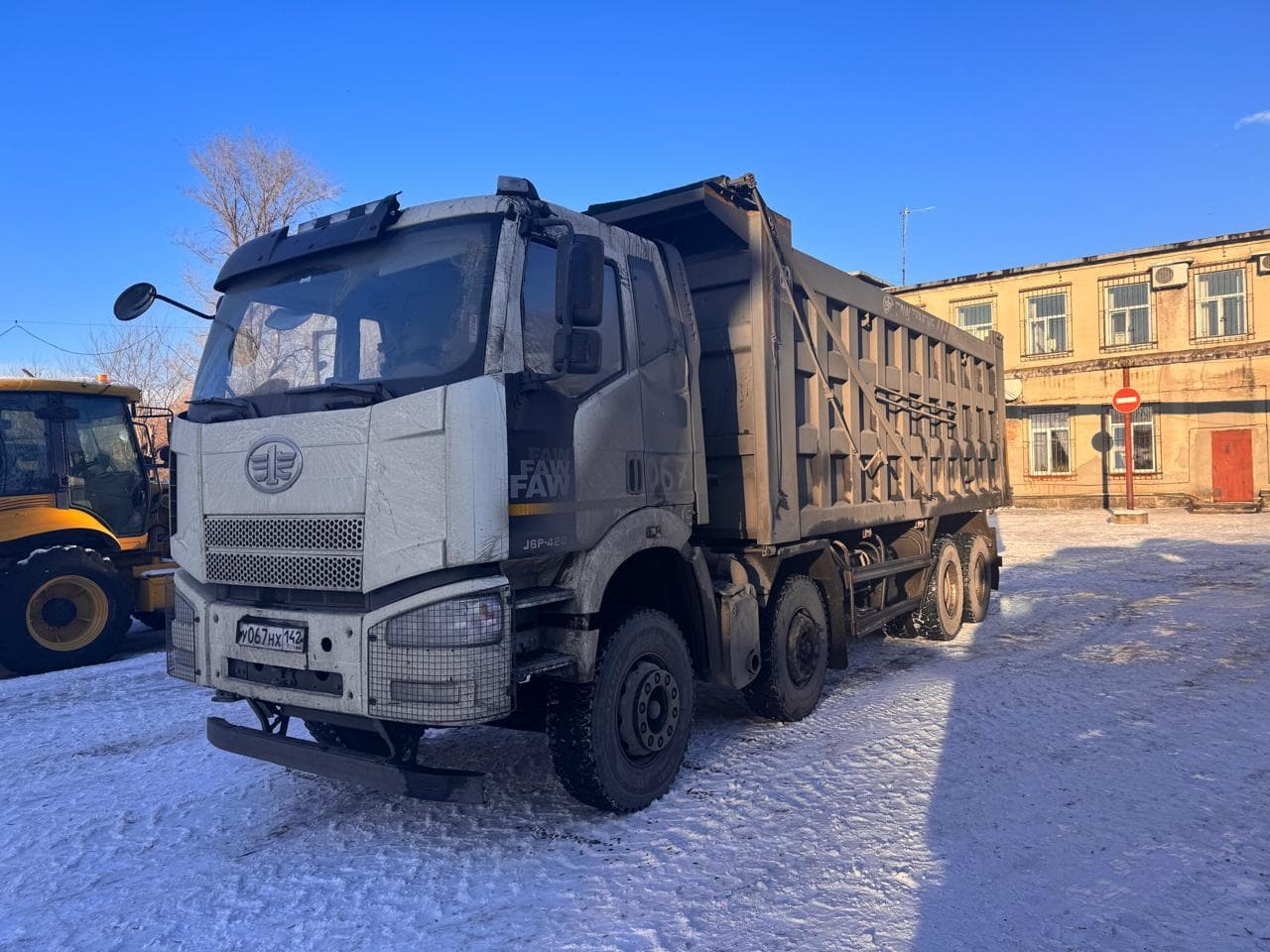FAW J6 8x4 Самосвал - 1