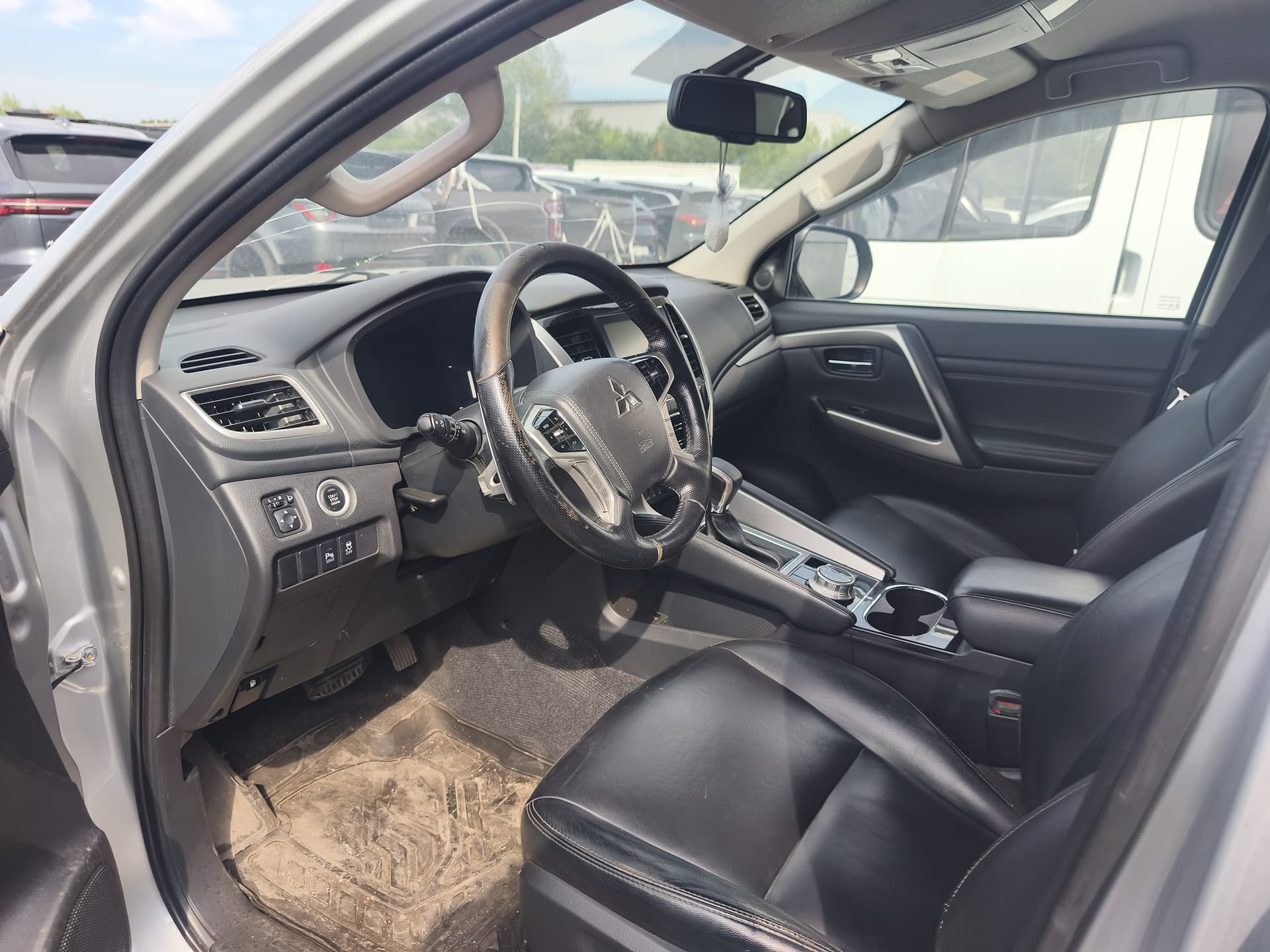 Mitsubishi Pajero Sport - 6