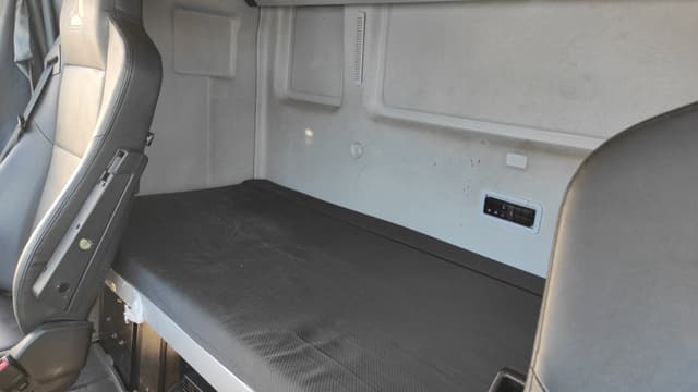 Sitrak C7H 4x2 Седельный тягач - 9