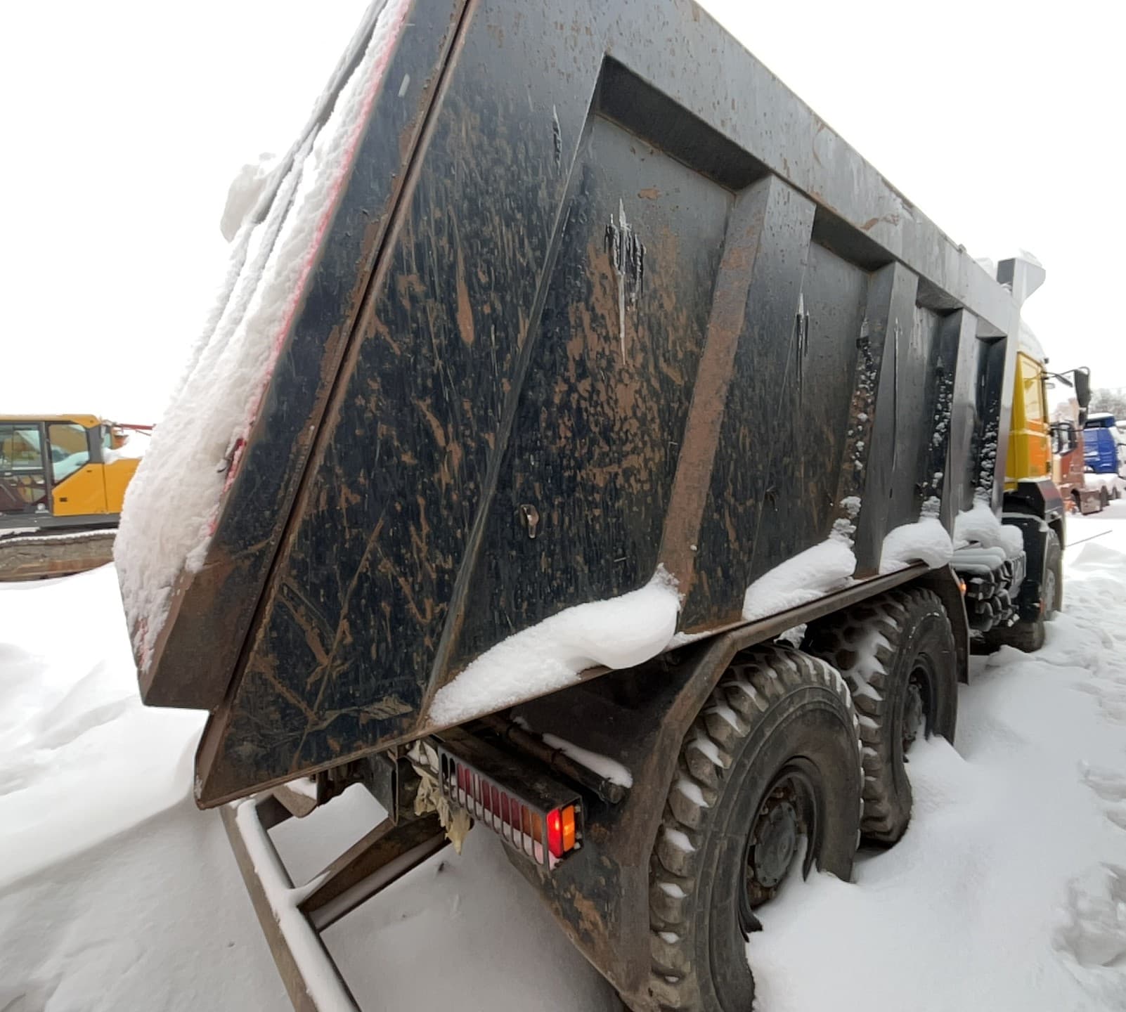 Завод Спецмаш SM02* на шасси Ural 6370 6x6 Самосвал - 3