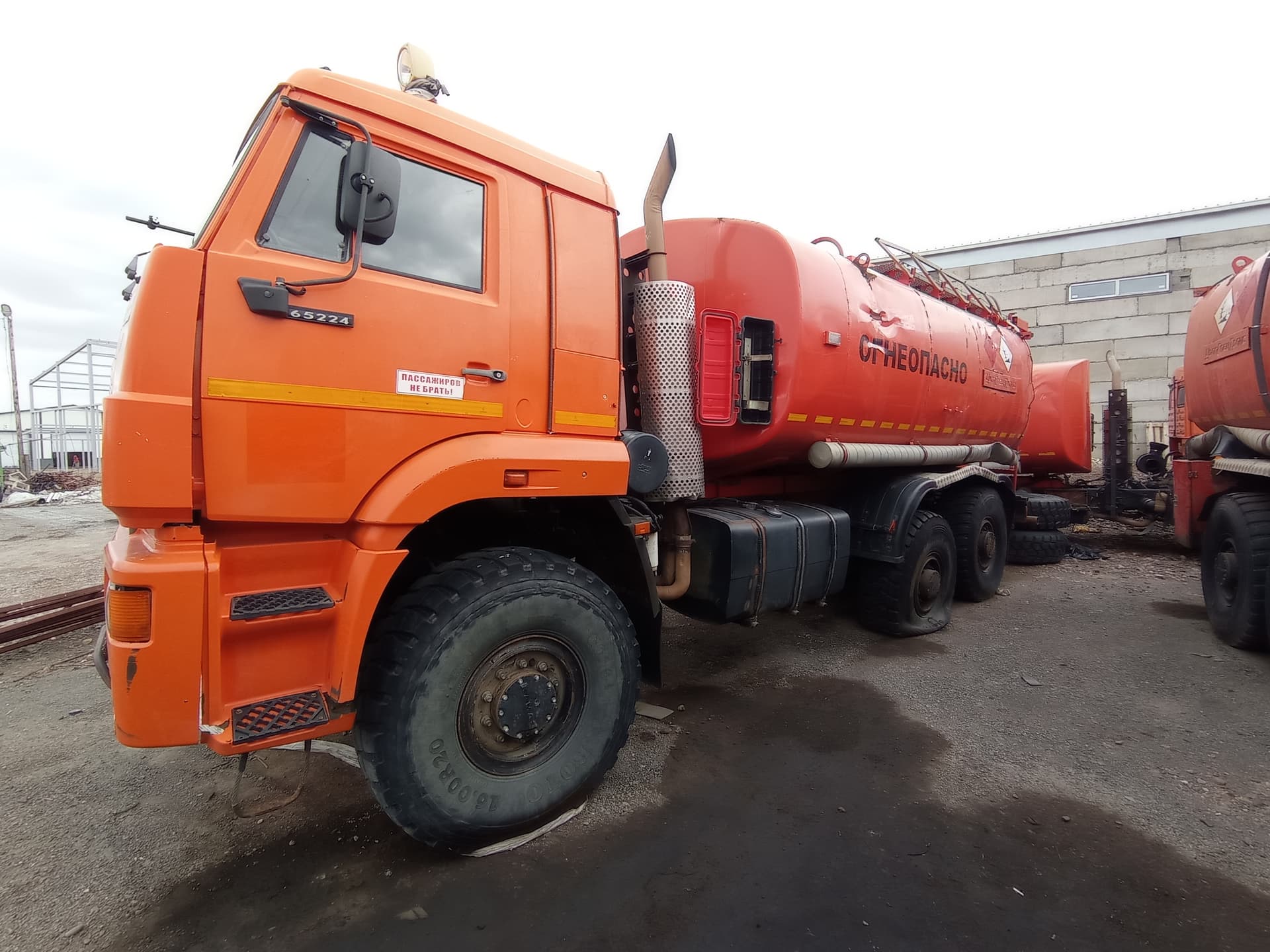 Камаз 65224 6X6 Автоцистерна нефтепромысловая - 1