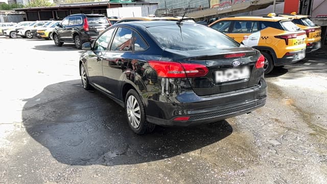 Ford Focus Sedan - 4