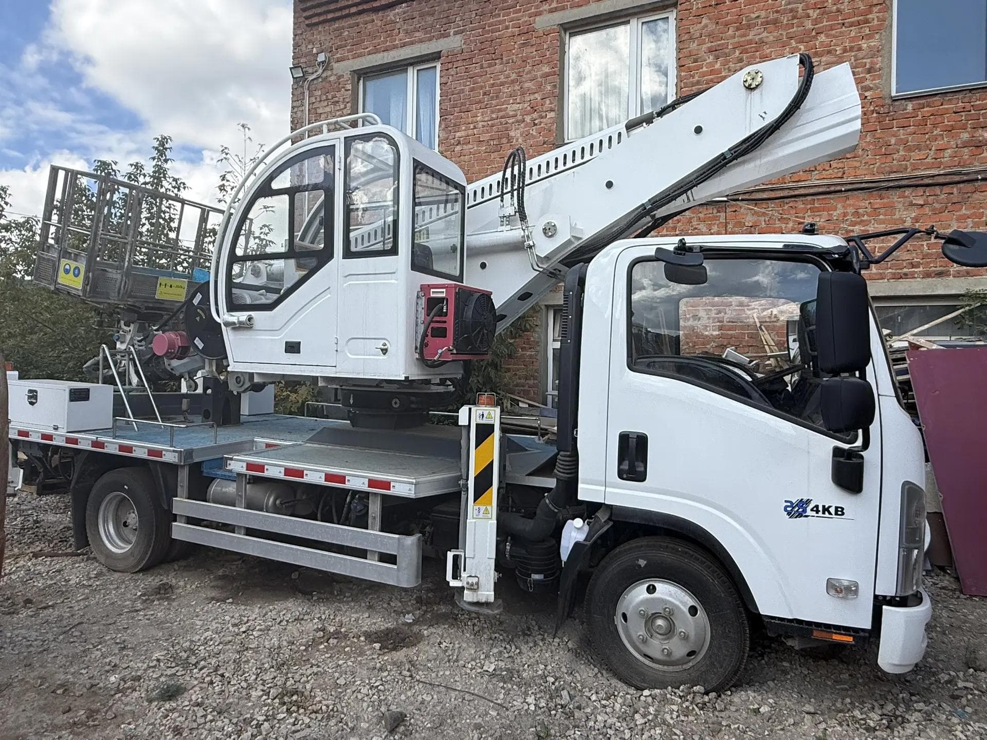 ISUZU ELF 6.0 4x2 Автовышка - 1
