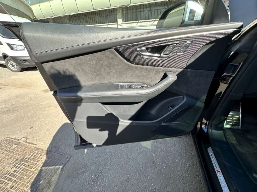 Audi SQ8 - 8