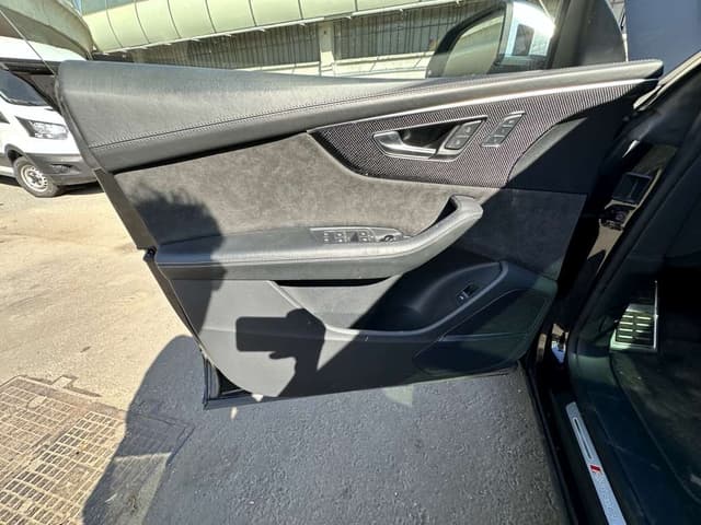Audi SQ8 - 8