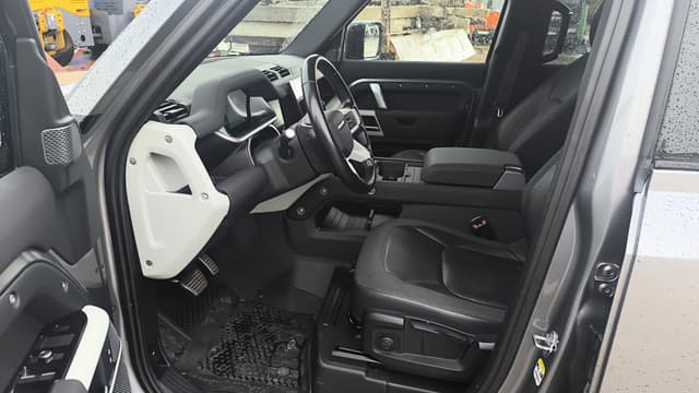 Land Rover Defender 110 - 6