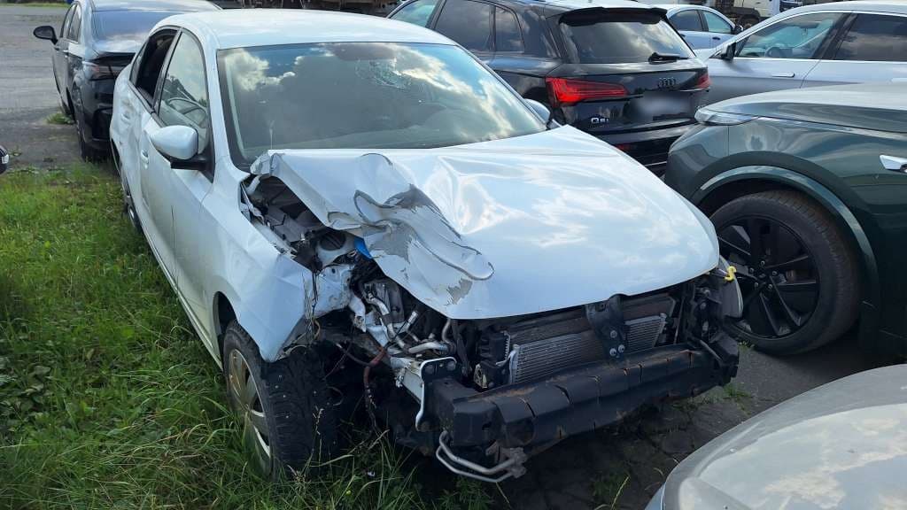 Volkswagen Jetta - 2
