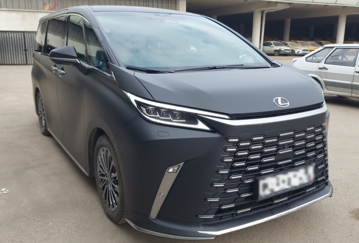 Lexus LM 350h - 2