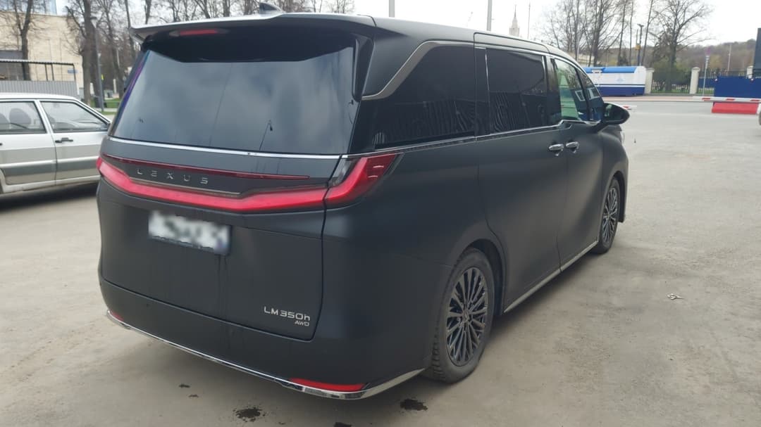 Lexus LM 350h - 3