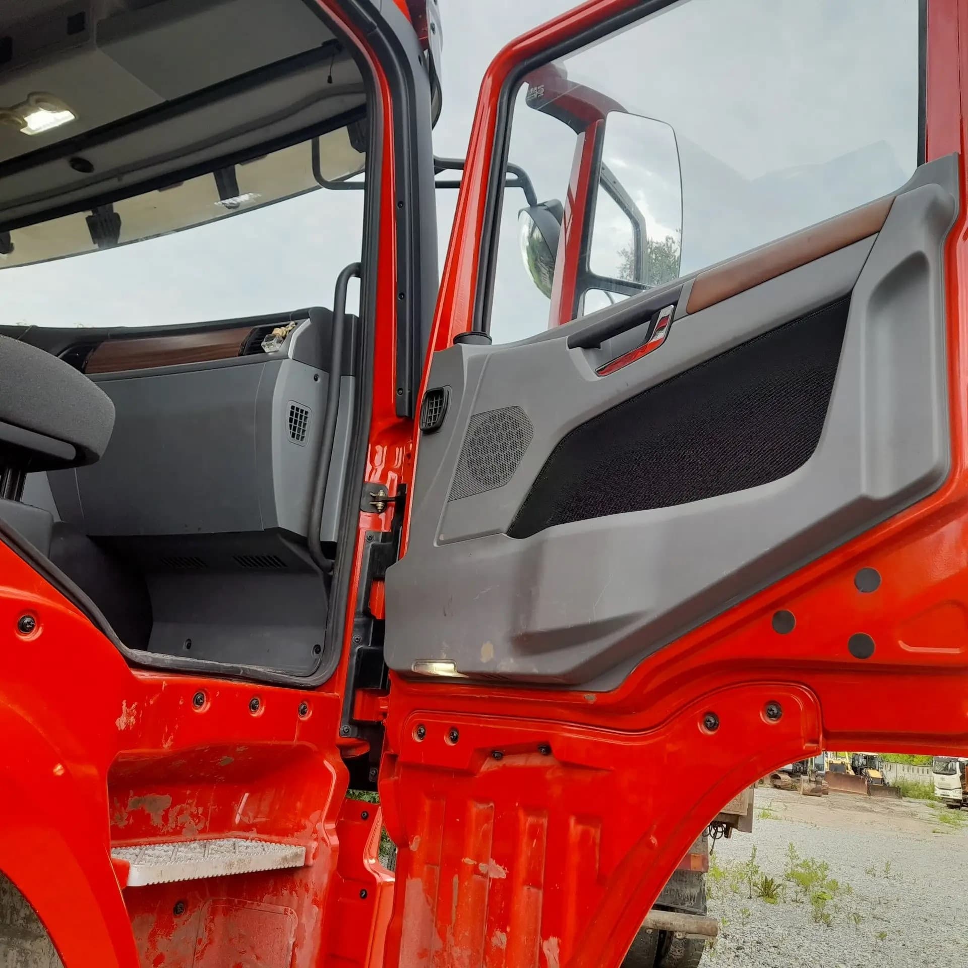 Коммерческие Грузовики KG* на шасси Shacman SX3258 6x6 Бортовой с КМУ - 4