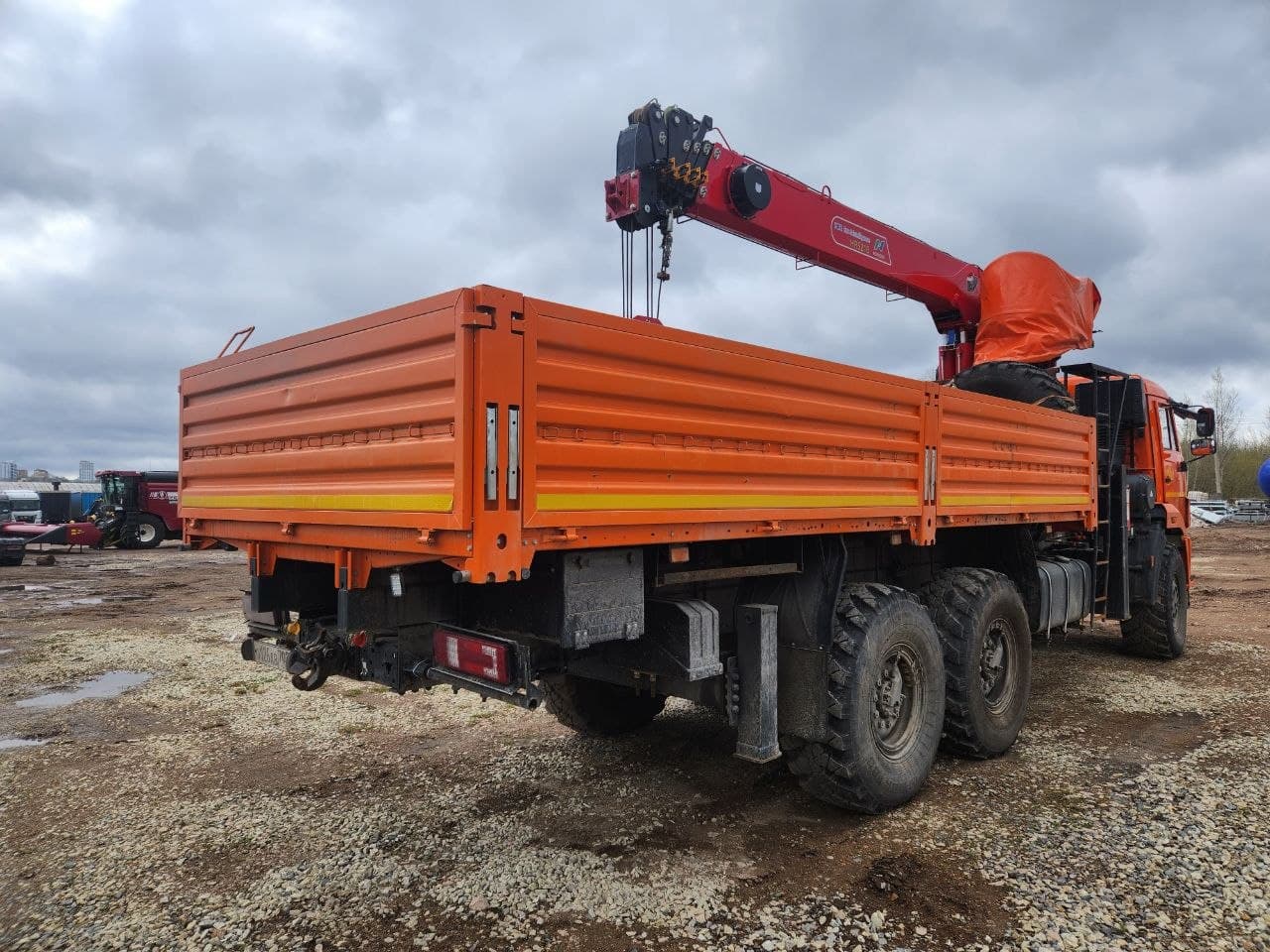 Кран Центр "Камаз" 6591* на шасси КамАЗ 43118 6x6 Бортовой с КМУ - 3