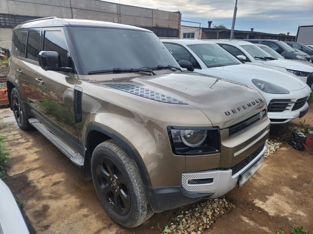 Land Rover Defender 110 - 2