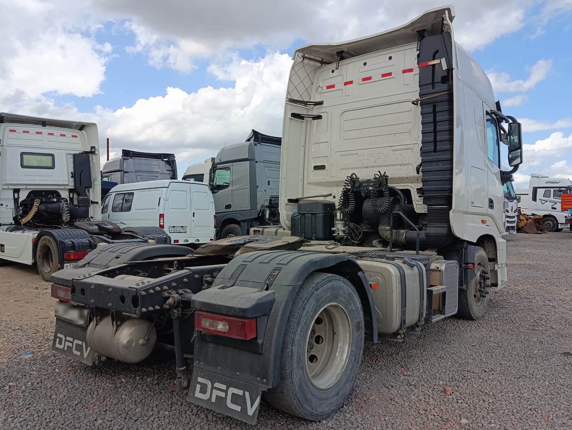 Dongfeng DFH 4x2 Седельный тягач - 3