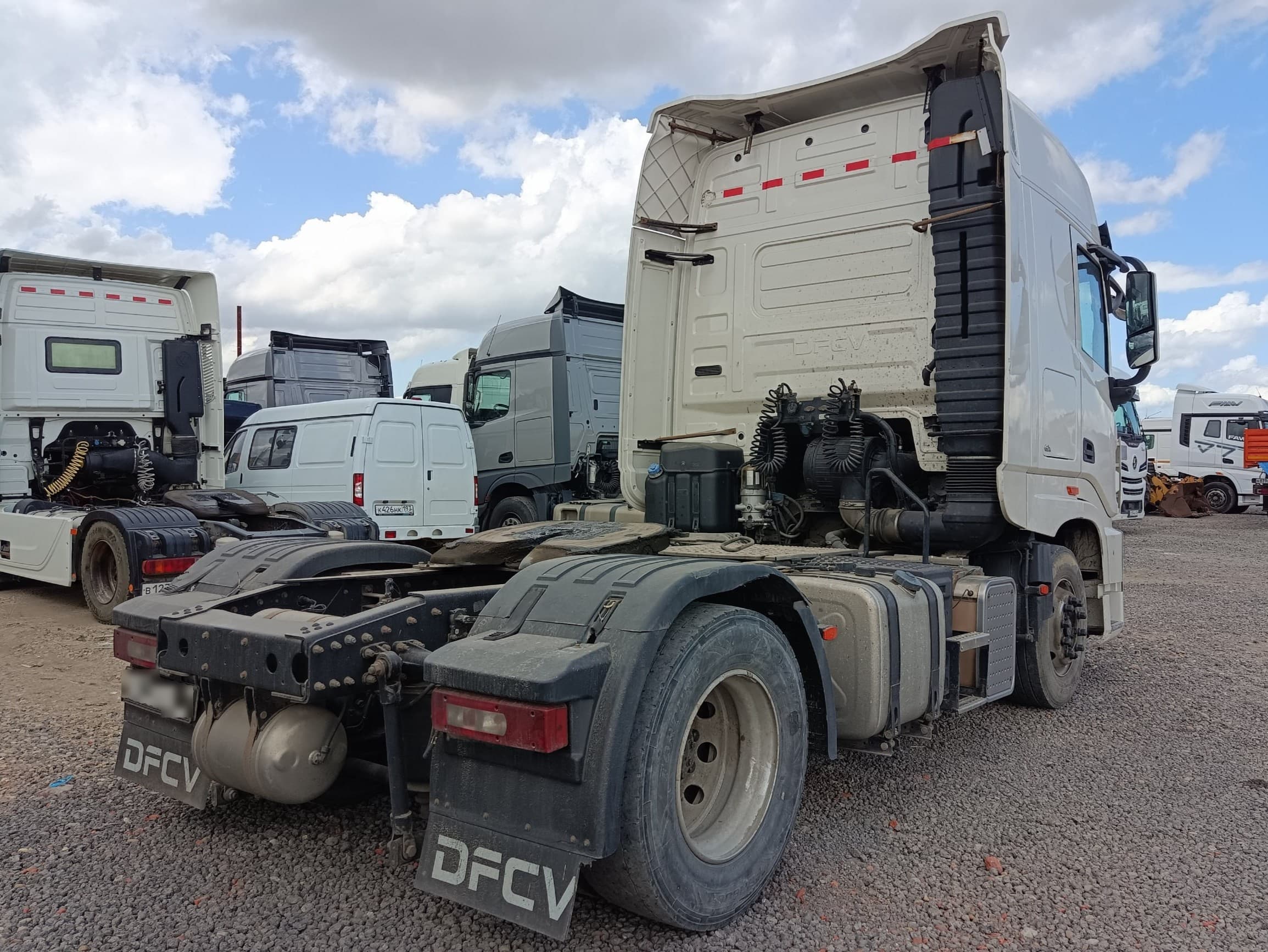 Dongfeng DFH 4x2 Седельный тягач - 3
