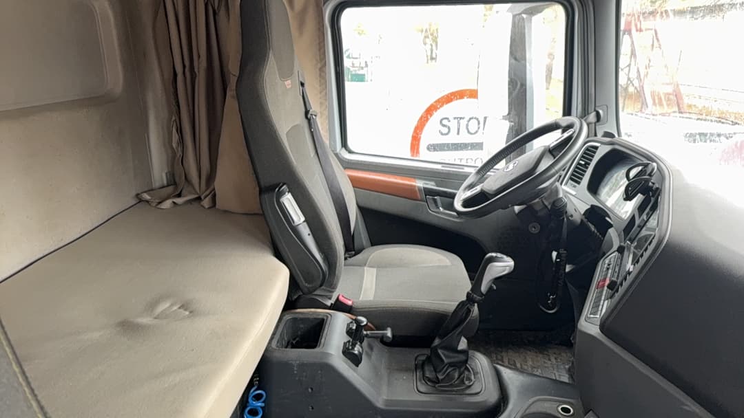 Shacman (Shaanxi) SX* 6x6 Седельный тягач - 9