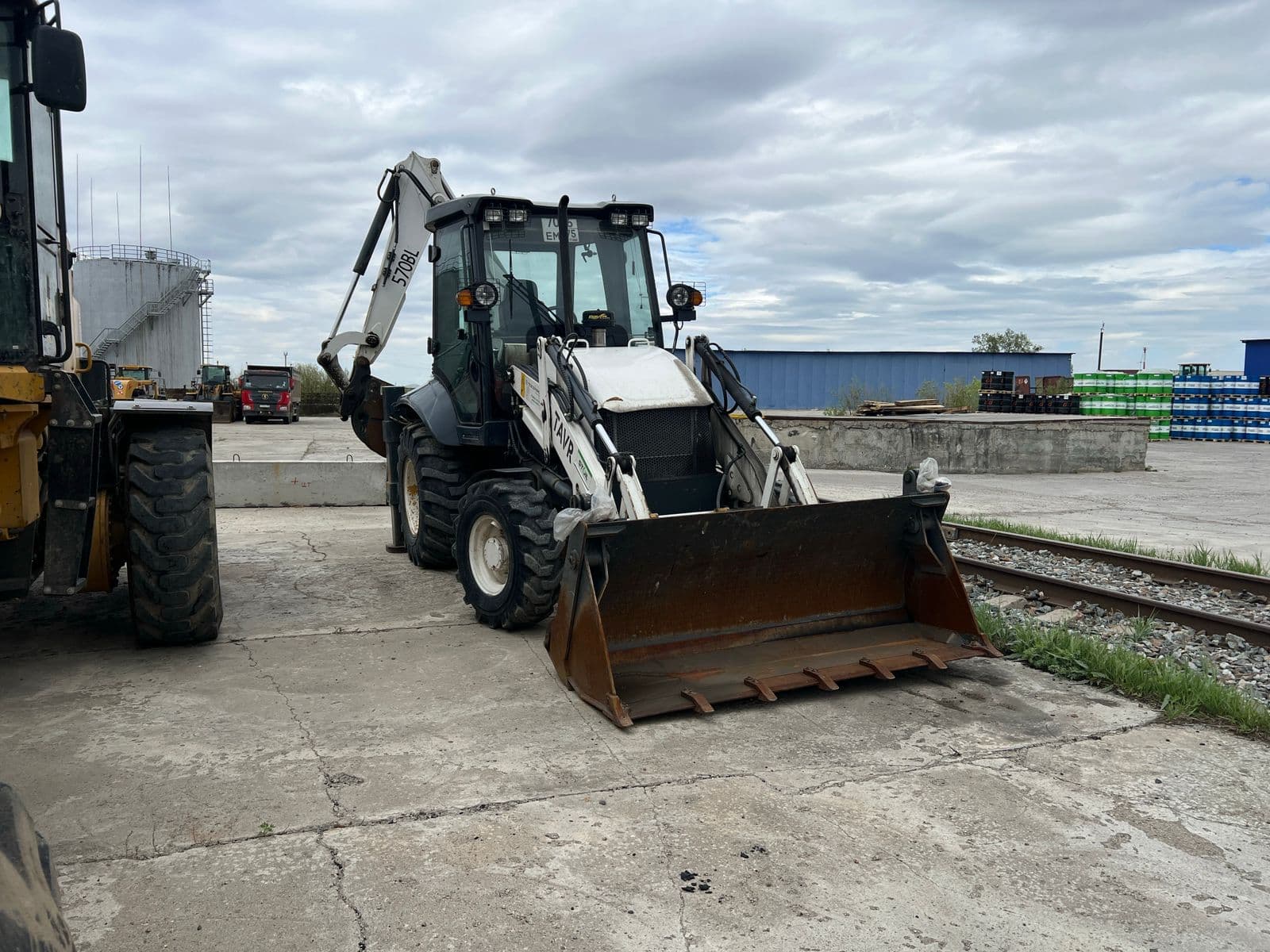 Tavr 570 Экскаватор-погрузчик - 2