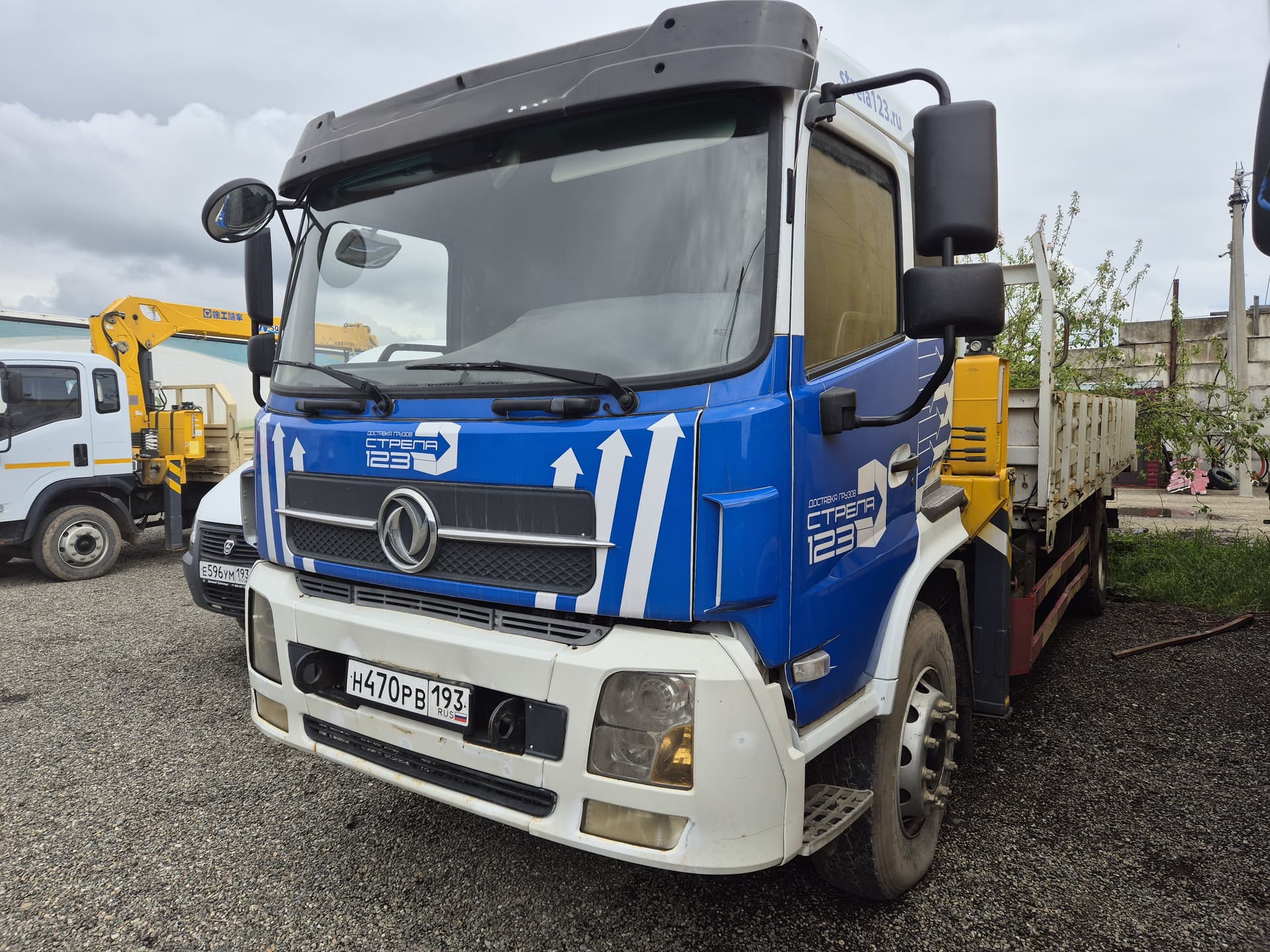 Dongfeng PC* 4x2 Бортовой с КМУ - 1