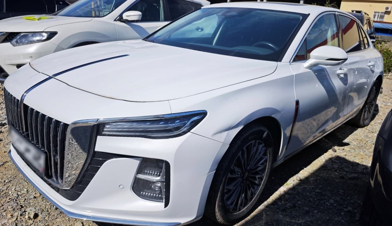 Hongqi H5 - 1
