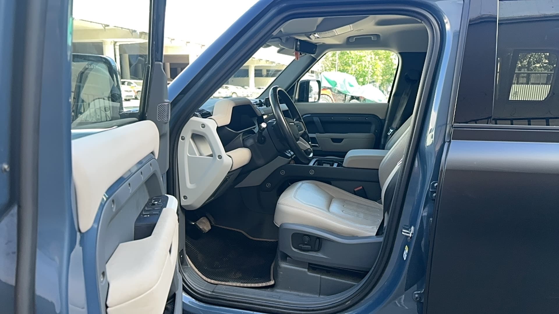 Land Rover Defender 110 - 6