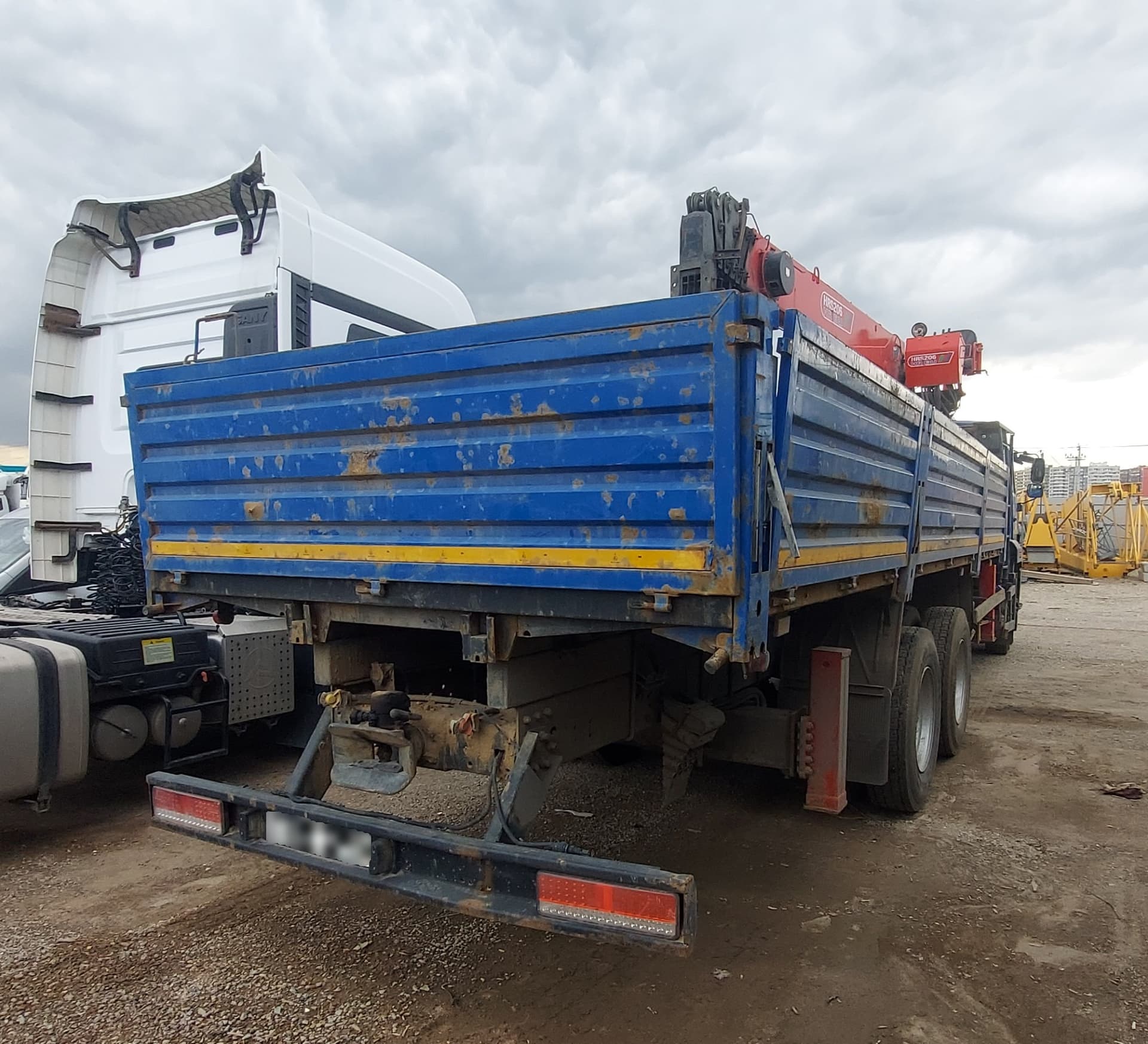Кран Центр "Камаз" 6590 на шасси КАМАЗ 65117 6x4 Бортовой с КМУ - 3