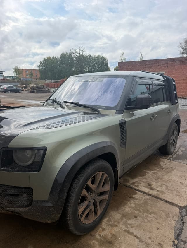 Land Rover Defender 110 - 5