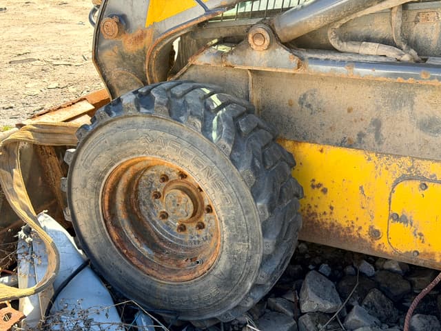New Holland L330 Мини погрузчик - 6