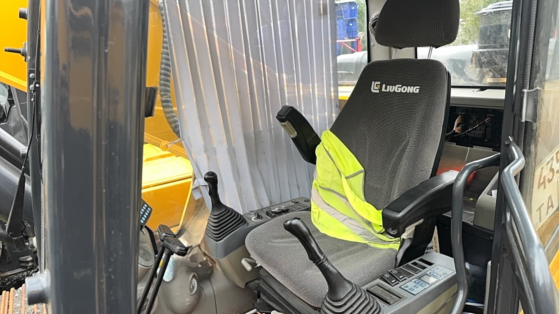 Liugong CLG933 Экскаватор - 5