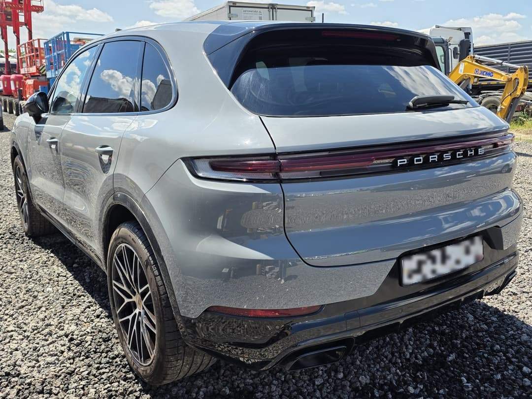 Porsche Cayenne - 4