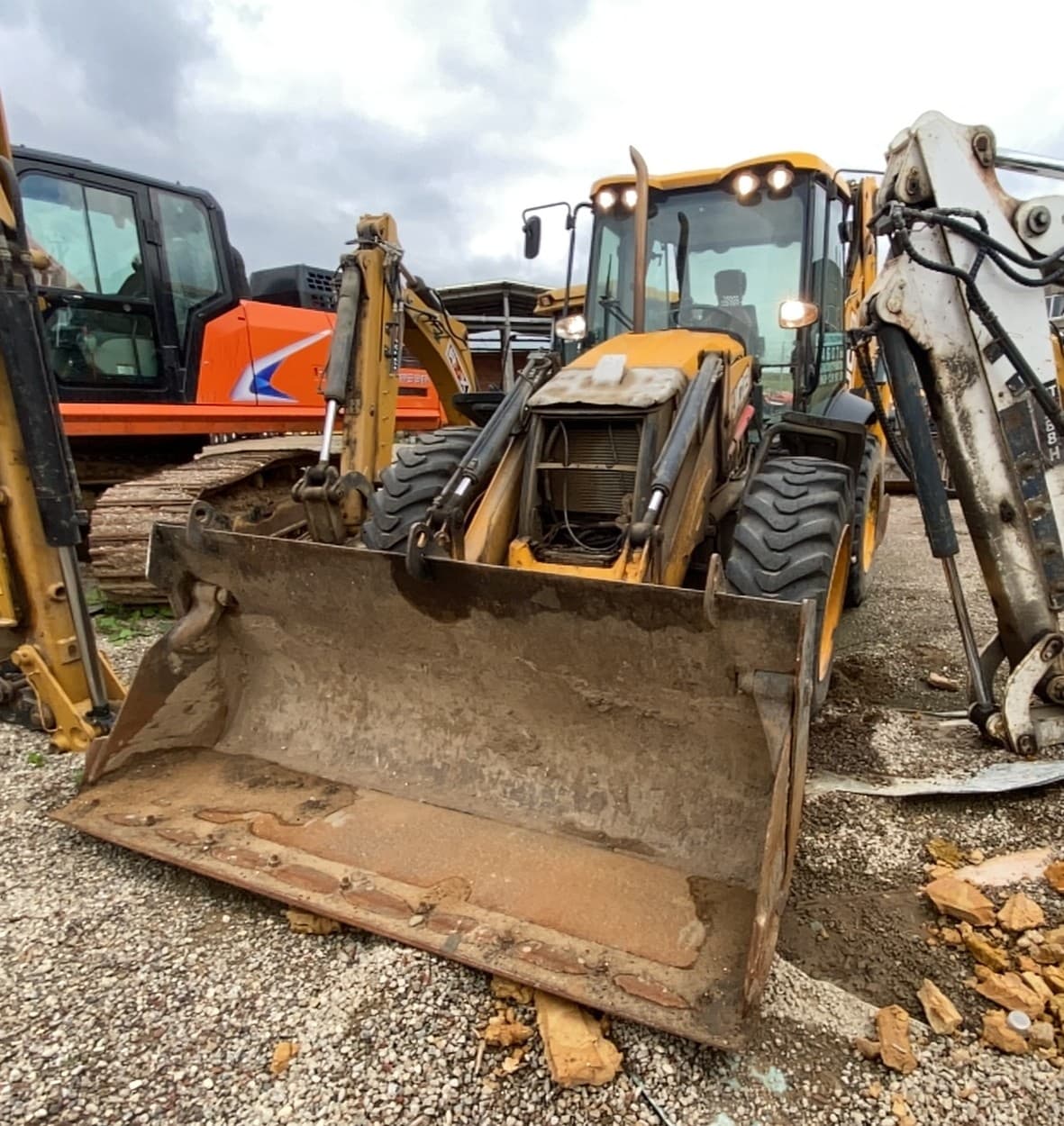 JCB 4CX Экскаватор-погрузчик - 1
