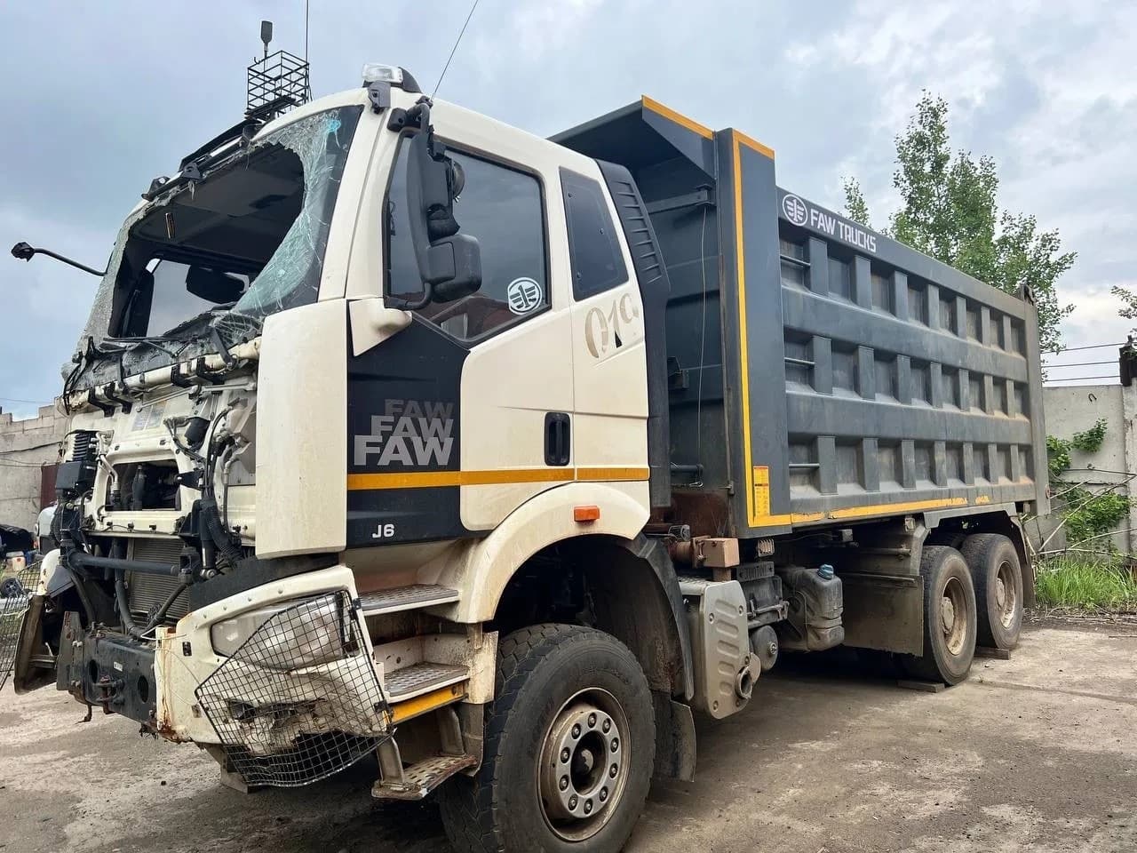 FAW J6* 6x4 Самосвал - 1