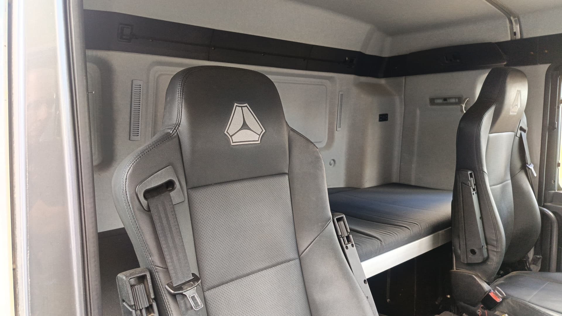 Sitrak C7H 8x4 Самосвал - 9
