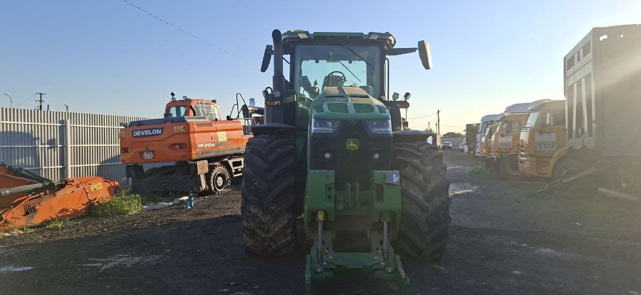John Deere 8R Трактор - 1